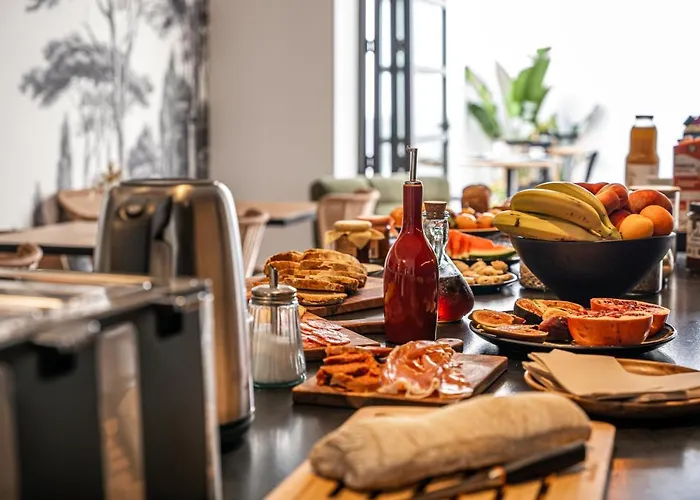 El Consul - Boutique מלון מאהון